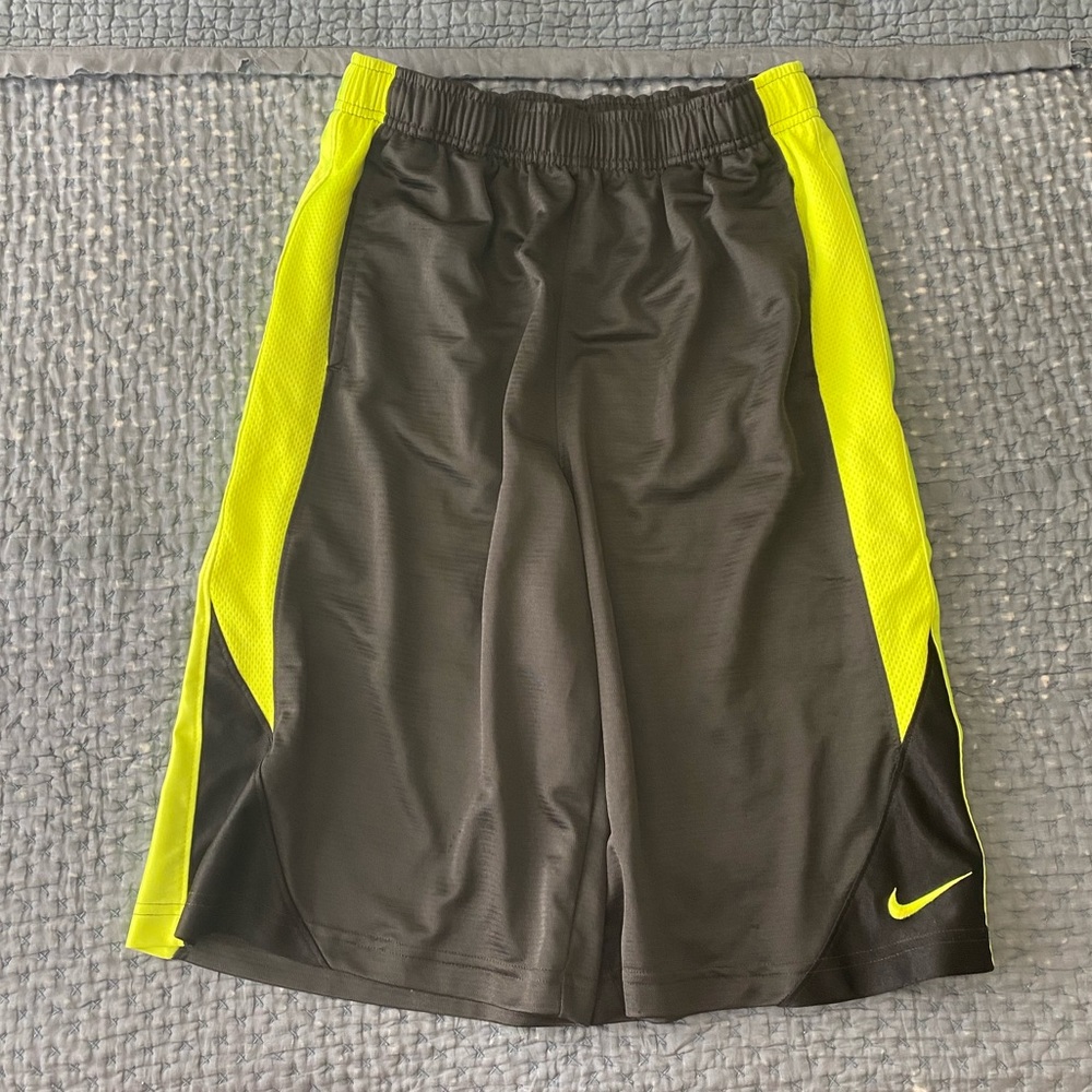 NIKE ATHLETIC BASKETBALL SHORTS BLACK AND GREEN SIZE XL